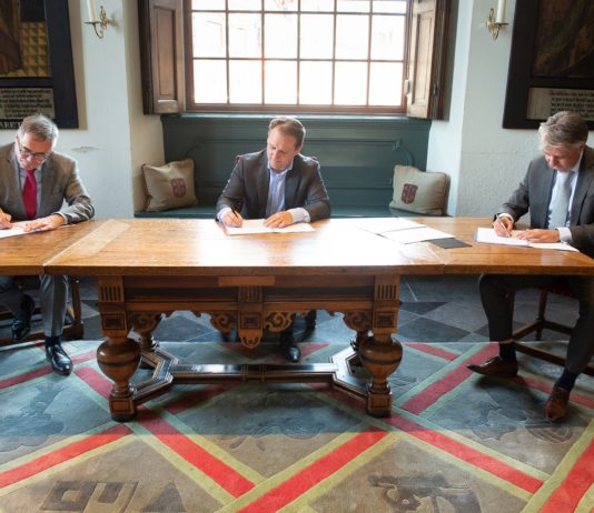 Deloitte nieuwe accountant gemeente Haarlem en Zandvoort Vlnr: Burgemeesters Jos Wienen van Haarlem, Arjan Schutgens van Deloitte en burgemeester David Moolenburg van Zandvoort. Fotografie: Marisa Beretta.