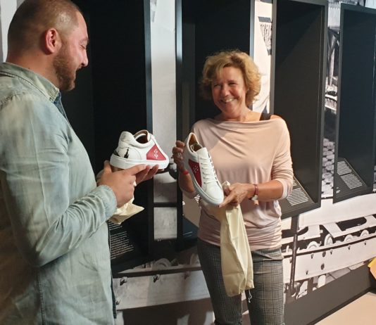 Kunstig Turks hoogstandje straks te zien in Museum Haarlem Kadir Kale overhandigt Museum Haarlem directeur Laura van der Wijden het eerste paar sneakers waarop de stad Haarlem is te zien. Ingezonden pr foto Museum Haarlem..