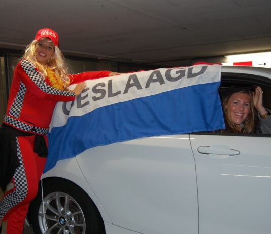 Drive-thru diploma-uitreiking bij Pabo Inholland Haarlem Aangeleverde persfoto.