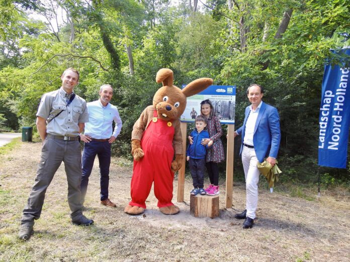 Boswachter Kees Perquin, directeur van de speeltuin Cok Milatz, Bennie Broek, en Ernest Briët (directeur Landschap Noord-Holland). Fotografie: Johan Stuart.