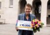 Inwoner Haarlem verrast met 10.000 euro van BankGiro Loterij PR-foto BankGiro Loterij. Ambassadeur Robert ten Brink.