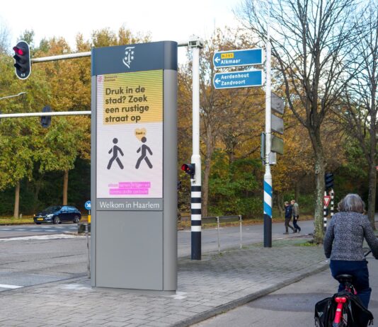 Digitale welkomstborden bij stadsentrees Haarlem Informatiebord Fonteinlaan, Haarlem. Fotografie: Jur Engelchor.