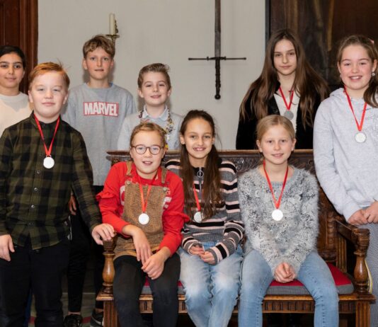 Eerste Haarlemse kinderlintjes uitgereikt Winnaars kinderlintje met kinderburgemeester. Fotografie: Jurriaan Hoefsmit.