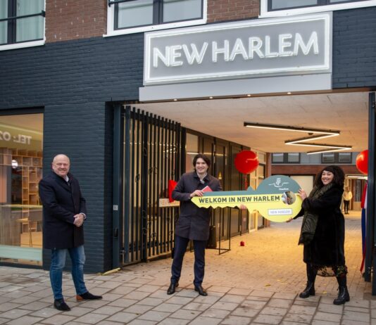 Eigentijds hofje New Harlem op basis van deelprincipe gerealiseerd V.l.n.r. algemeen directeur Jan Heeremans van Hoorne Vastgoed, wethouder Floor Roduner en huurster Yvette.