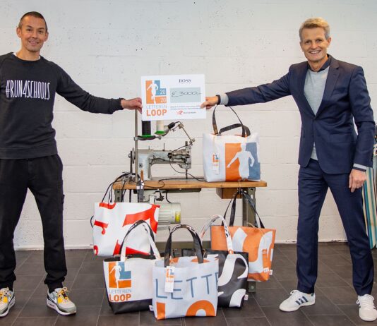 Letterenloop levert 3000 Euro op voor het goede doel Frank van den Endt (Stichting Letterenloop) overhandigde in het Wijkatelier in Uithoorn de cheque van 3000 Euro aan Leslie Pangamanan van Run4Schools.