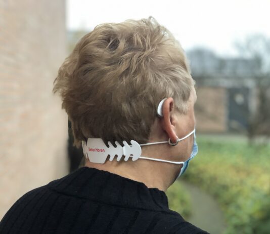 Hoorspecialist biedt oplossing tegen verlies hoortoestel door mondkapjes Audiciensketen Beter Horen gaat klanten in coronatijd helpen verlies van hoortoestellen tegen te gaan. Klanten krijgen vanaf vandaag een gratis Vast & Beter-bandje mee: een soort verlengstuk van het mondkapje waardoor deze in de nek gedragen wordt in plaats van achter de oren.