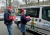 Vrijwilligers verrassen ouderen met feestelijke Nationaal Ouderenfonds kerstbox in Haarlem