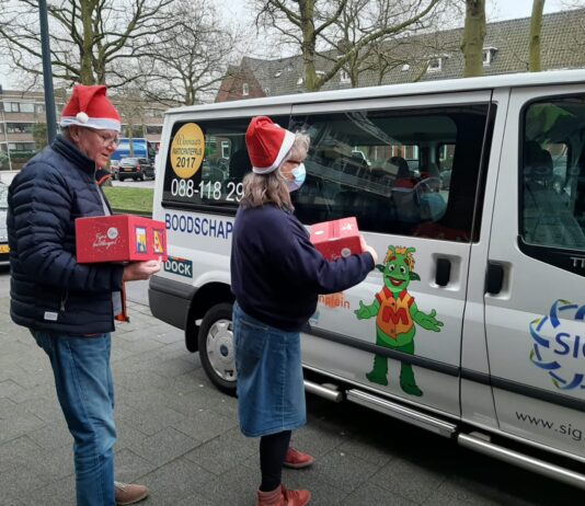 Vrijwilligers verrassen ouderen met feestelijke Nationaal Ouderenfonds kerstbox in Haarlem