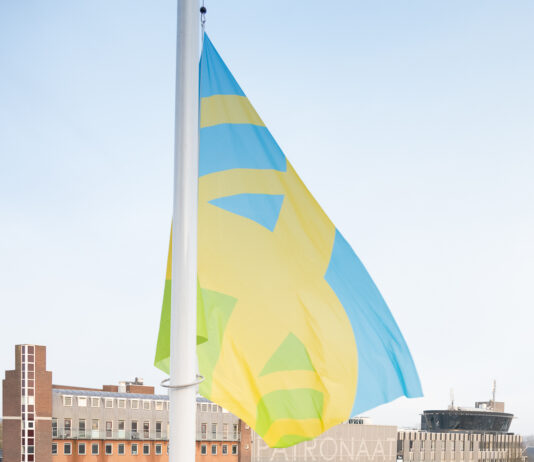 Burgemeester Wienen en Shelter City-gast hijsen Mensenrechtenvlag Burgemeester Wienen hijst Mensenrechtenvlag. Fotografie: Marisa Beretta.