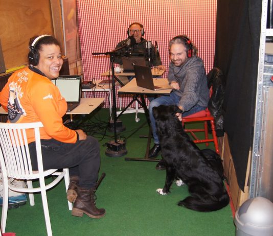 Theatermakers laten kinderen luisteren tijdens de lockdown Acteurs in de studio: (v.l.n.r.) Sabrina NaberMacnack, Pieter Tiddens (achter) en Tom Jaspers met de hond.