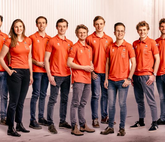 Christiaan uit Santpoort-Zuid nieuwe teamleider Vattenfall Solar Team In het kader van het coronaprotocol is het Vattenfall Solar Team niet samen als team op de foto gegaan. De teamfoto is samengesteld uit 17 individuele foto’s. Foto: Jorrit Lousberg / Vattenfall Solar Team.