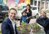 Gemeente plaatst groenvlonder in Transvaalbuurt wethouder Michel Rog met initiatiefneemster Andrea, op de achtergrond mede-initiatiefnemer Lulu met Adam, en de muurschuildering. Ingezonden foto gemeente Haarlem.