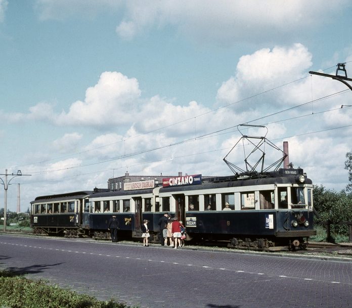 Tramstel A607/A608 in september 1961 tussen Voorschoten en Leidschendam. Foto: Stichting De Nieuwe Blauwe Tram / Frits van der Gragt.