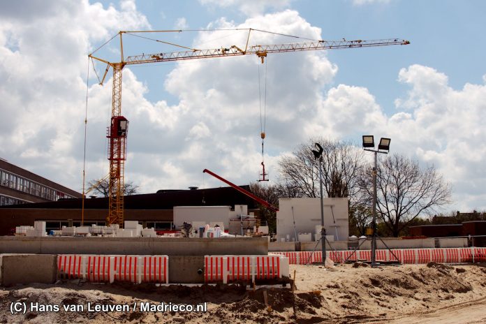 Stock bouw verbouw werkzaamheden hijskraan bouwplaats