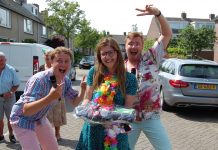 Aankomende studenten Inholland Haarlem verrast met feestje voor de deur