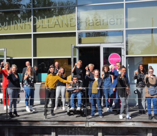 Sterk in Onderwijs van start bij Inholland Haarlem Na het tekenen van de samenwerkingsovereenkomst proosten alle partners op de start van het project Sterk in Onderwijs. Ingezonden foto.