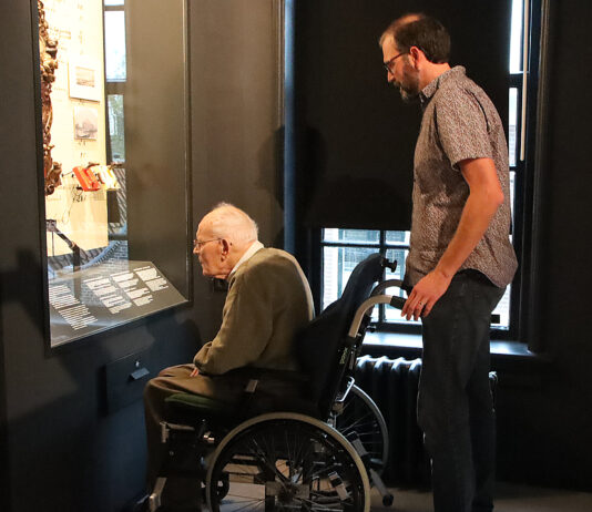 Rotary Club Haarlem-Oost zet gasten van de Zonnebloem in het zonnetje Zonnebloem gasten bezoeken Museum Haarlem, begeleid door leden van de Rotary Haarlem-Oost Fotografie: Neel van Erve, In the Picture
