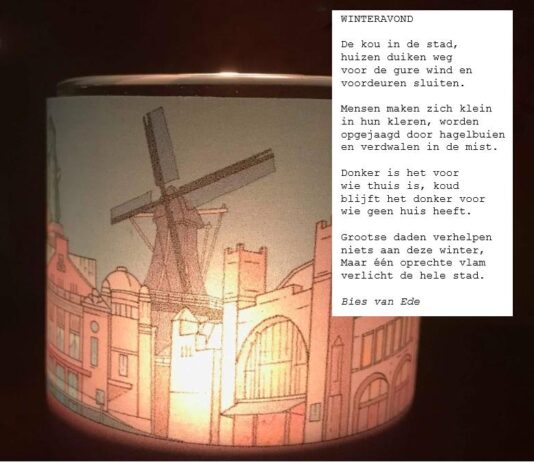 Kerstlichtje Stem in de Stad geeft Haarlemmers steun Brandend kerstlichtje met gedicht Bies van Ede