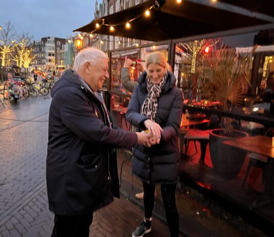 Feestelijke boomverlichting aan het Spaarne Op de foto staan Noor van El (bewoonster) en Anton Bouman (voorzitter)
