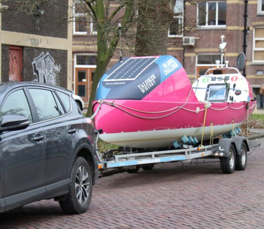 NEST/ stelt tijdelijke ruimte beschikbaar voor onderhoud aan roeiboot van Team Nedurance Ingezonden foto.