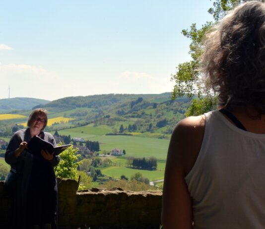 Musilenzio met concert rond Hildegard von Bingen Antje de Wit en Damaris Kort zingen bij de ruïne van een klooster waar Hildegard von Bingen haar eerste kloosterjaren doorbracht. Fotografie: Margreet Verhaar.