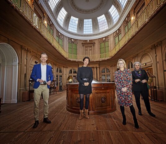Staatssecretaris Uslu bezoekt Teylers Museum bij heropening culturele sector De Ovale Zaal, v.l.n.r. Marc de Beyer (directeur Teylers Museum), Gunay Uslu, Marije Kool (zakelijk directeur Teylers Museum) en Vera Carasso (directeur Museumvereniging). Foto © Bastiaan van Musscher.