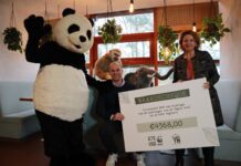 YB draagt cheque over aan het Wereld Natuur Fonds