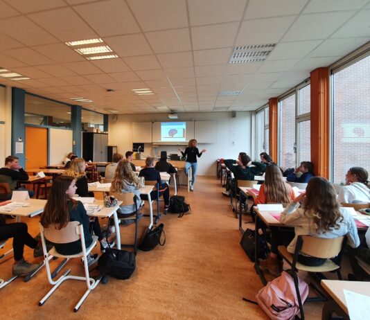 Voorlichting verslaving en gewoonten op Rudolf Steiner College Foto: Stichting Be Aware.