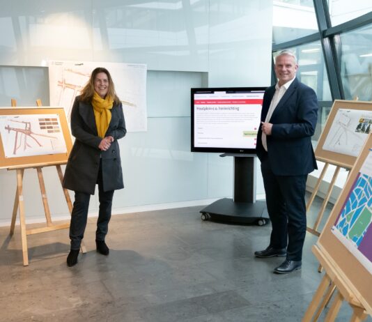 Pop Up Informatiecentrum Houtplein in het provinciekantoor Wethouder Eva de Raadt en gedeputeerde Jeroen Olthof. Fotografie: Jur Engelchor.