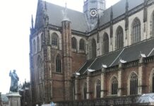 Vrijwilligerscentrum Haarlem & omgeving en BUUV Haarlem ontvangen NOV-keurmerk ‘Vrijwillige Inzet Goed Geregeld’ Medewerkers en vrijwilligers van VWC-BUUV staan trots met het keurmerk ‘Vrijwillige Inzet Goed Geregeld’ van het NOV op de Haarlemse Grote Markt (eigen foto VWC / BUUV).