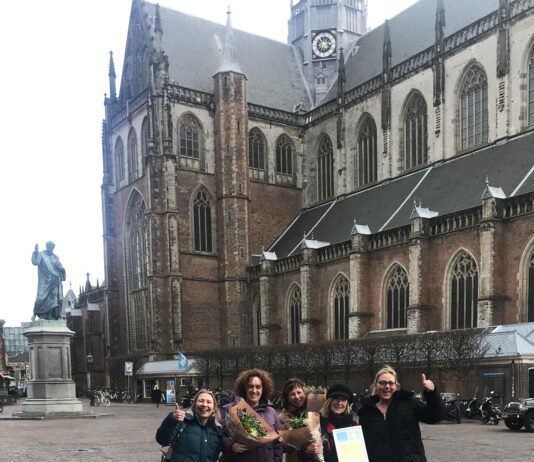 Vrijwilligerscentrum Haarlem & omgeving en BUUV Haarlem ontvangen NOV-keurmerk ‘Vrijwillige Inzet Goed Geregeld’ Medewerkers en vrijwilligers van VWC-BUUV staan trots met het keurmerk ‘Vrijwillige Inzet Goed Geregeld’ van het NOV op de Haarlemse Grote Markt (eigen foto VWC / BUUV).