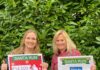 SantaRun Haarlem reikt cheque uit van € 14.000.- Annemieke van de Wouw, voorzitter Stichting Anne-Bo samen met Bernadette Blom, penningmeester Stichting Anne-Bo.