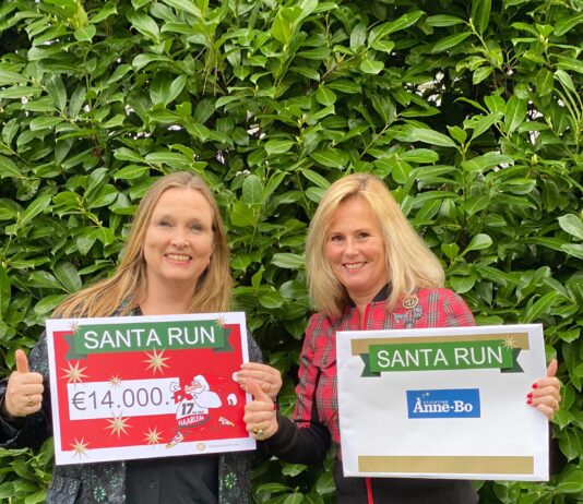 SantaRun Haarlem reikt cheque uit van € 14.000.- Annemieke van de Wouw, voorzitter Stichting Anne-Bo samen met Bernadette Blom, penningmeester Stichting Anne-Bo.