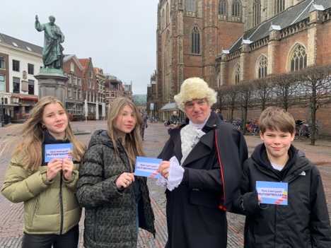 Huiswerkexpert AFTER’S COOL vestigt zich in Kennemerland Pieter Teyler geeft aan jonge Haarlemmers kaartjes vol zelfvertrouwen