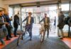 Openbare fietsenstalling in Raaksgebied geopend Raakspoort opening fietsenstalling. 2 wethouders Robbert Berkhout (groen jasje) en Floor Roduner (blauw jasje) met de fiets. Gemeente Haarlem. Fotografie: Jur Engelchor Fotografie.