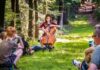 Met de hele familie naar reizend openluchtfestival Klaterklanken op Buitenplaats Elswout Klaterklanken 2021 - Lidy Blijdorp. Fotografie: Bram de Jong.