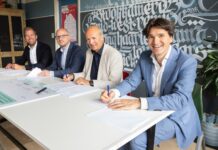 Gemeente en ontwikkelaars tekenen voor samenwerking in ontwikkelzone Zuid-West Ondertekening ontwikkelzone zuid-west. Overeenkomst tussen gemeente (wethouder Floor Roduner) en 2 ontwikkelaars, HBB Groep en Hoorne Vastgoed. Fotografie: Jur Engelchor.
