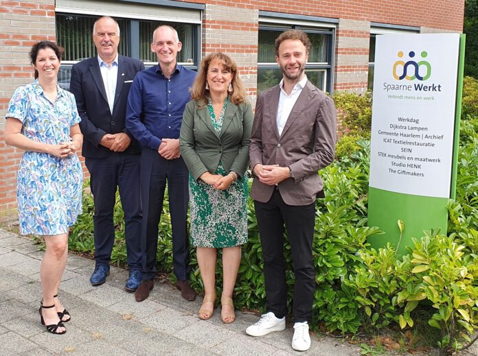 De eerste bestuursfoto met v.l.n.r. Diana van Loenen, Gert-Jan Bluijs, Jeroen Coops, Attiya Gamri en Sam Meerhoff (foto: Spaarne Werkt).