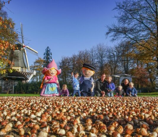 Fien & Teun planten bloembollen in Keukenhof