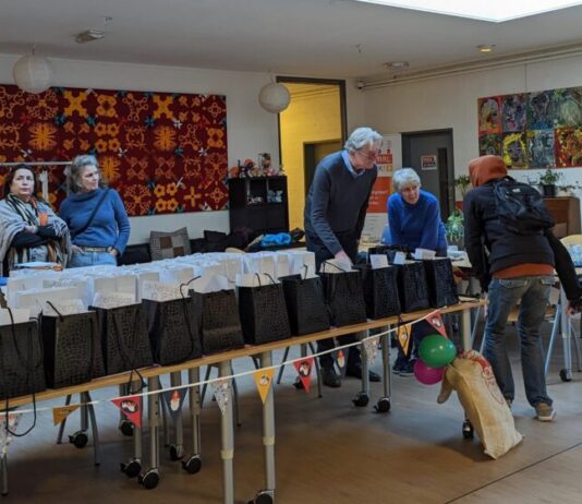 Rotary Clubs in Haarlem bezorgen 300 kinderen feestelijk Sinterklaaspakket De eerste Sinterklaaspakketten worden uitgedeeld door leden van de Rotary in Wijkcentrum Alleman in Haarlem.