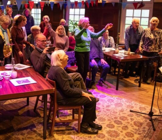 Café Chantant vervolgd na succes eerste editie Na het overweldigende succes van onze première afgelopen november is Café Chantant Haarlem terug op donderdag 15 december van 15.00 uur tot 17.00 uur in 't Wapen van Kennemerland. Café Chantant is speciaal voor mensen met dementie die graag actief blijven en mee willen doen in het sociale en culturele leven. Ingezonden foto.