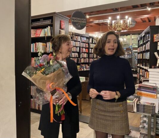 Taalcoaching door toestroom van nieuwkomers in de regio Haarlem-Bloemendaal belangrijker dan ooit Directeur VWC-BUUV Linda Wegman (rechts) bedankt coördinator Gilde SamenSpraak Maria Beekhuis voor haar inzet. Fotocredits: VWC-BUUV.