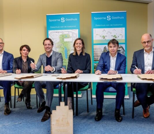 Spaarne Gasthuis start met ontwerp nieuwbouw in Haarlem Zuid Vlnr: Sander Dorleijn (ABT), Corina Schols en Michiel Sitsen (ptg advies), Pieternel Hummelen (Spaarne Gasthuis), Maurits Algra (G.A.F.) en Peter Bouma (Deerns). Foto Jean Pierre Jans.