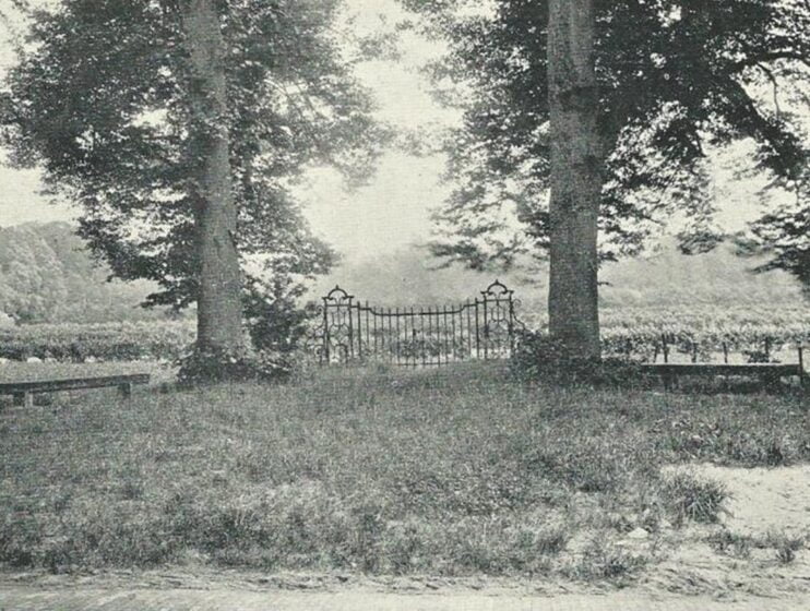 Een oude foto van het waarschijnlijk 18de-eeuwse hek met de beide flankerende natuurstenen banken, die samengesteld zijn met hergebruikt materiaal. Ingezonden foto.