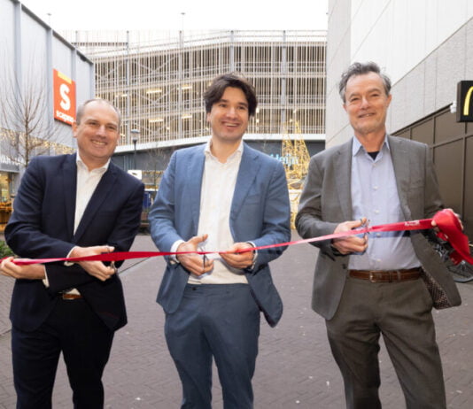 Eerste fase vernieuwing Centrum Schalkwijk afgerond, tweede deel van start Opening nieuw gedeelte winkelcentrum Schalkwijk. VLNR: Peter Heuvelink, wethouder Floor Roduner en Helmich Weidema. Fotografie: Jur Engelchor.