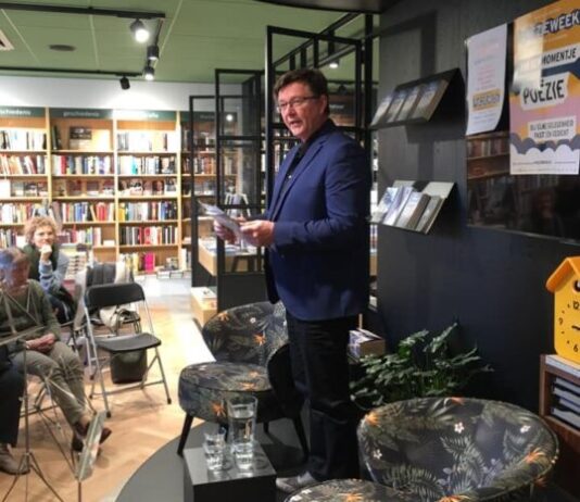 Voordrachten in de Poëzieweek Poëzie bij Boekhandel Blokker. Ingezonden foto.