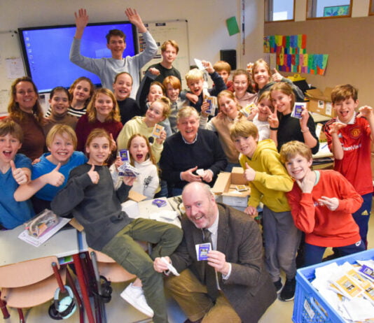 Burgemeester en wethouders uit Bloemendaal en Haarlem steken de handen uit de mouwen tijdens NLdoet 2023 Burgemeester Roest (in het midden) en wethouder Wijkhuisen (vooraan) tussen de kinderen van de Antoniusschool in Aerdenhout. Fotografie: Ron de Gruyl.