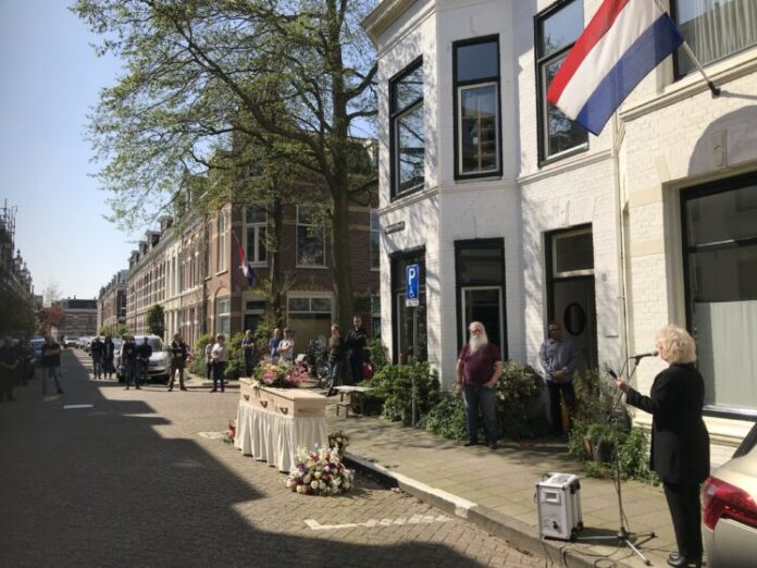 Uitvaart defilé Loes Hofhuis Uitvaartverzorging. Fotografie: Hans Goes. Uitvaart defilé Loes Hofhuis Uitvaartverzorging. Fotografie: Hans Goes.
