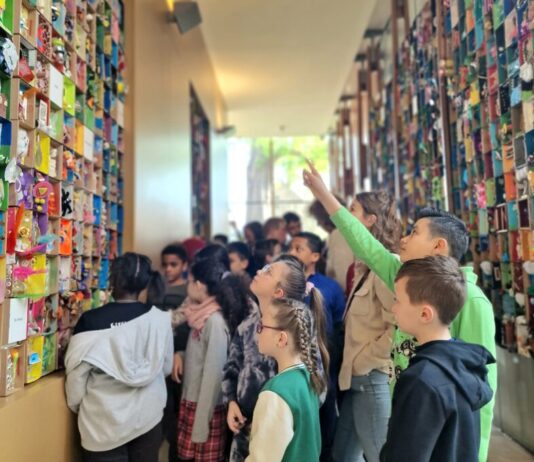 Voor de tiende keer honderden kunstwerken van kinderen in Teylers Museum Foto: Debby Scholtes.