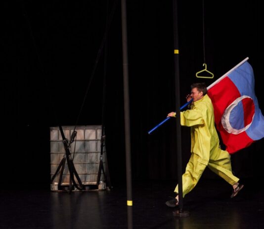 Schuur presenteert Cirque Mania, een festival vol met de mooiste circusvoorstellingen Niks Nieuws. Fotografie: Jona Harnischmacher.